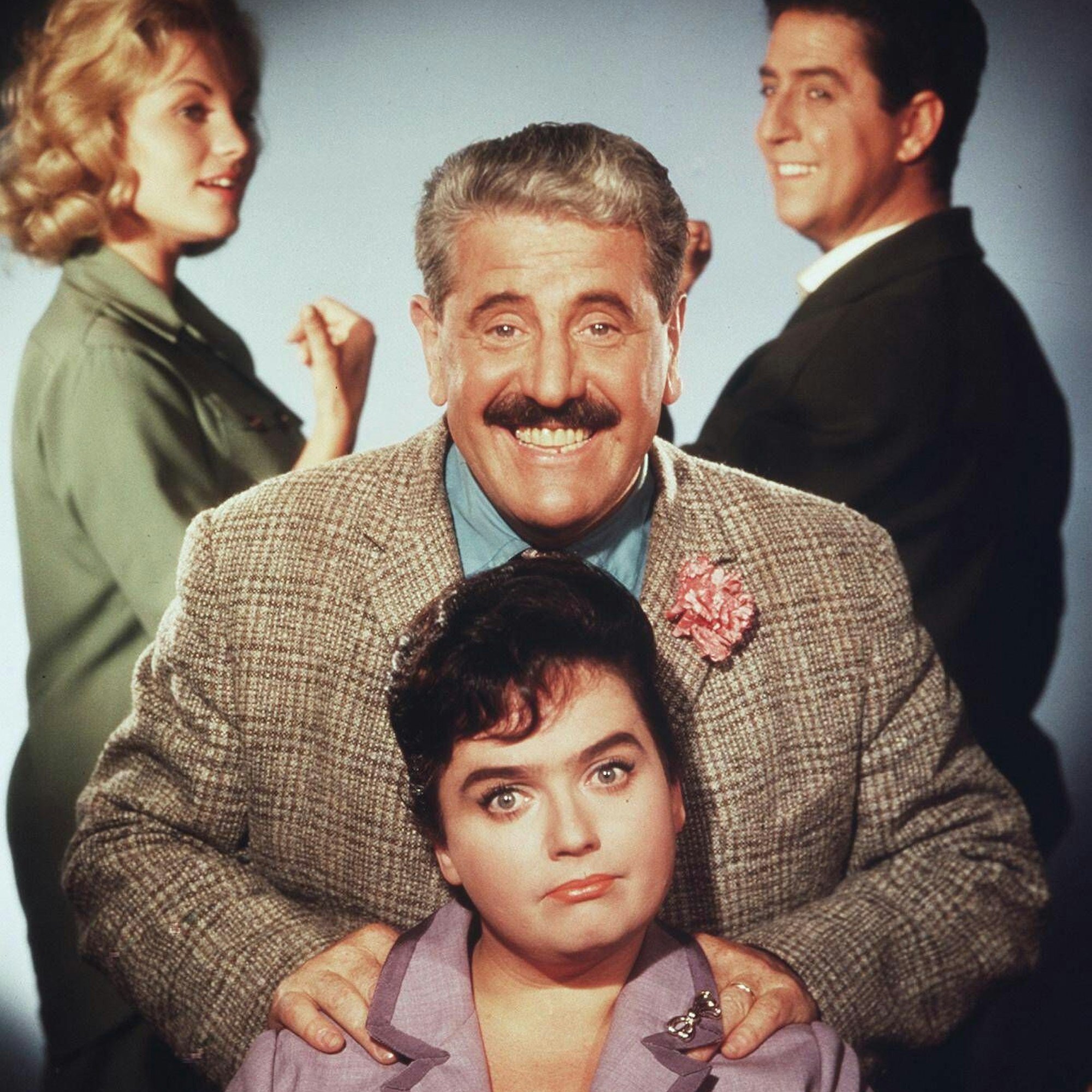 Trude Herr wirkte in zahlreichen Filmen mit, wie hier in Robert und Bertram (1961) mit Willy Millowitsch, Vico Torriani (r.) und Marlies Berhrens (l.)