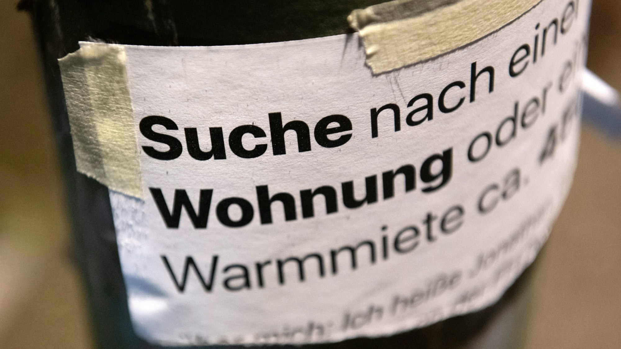 «Suche Wohnung» steht auf dem Zettel an einer Laterne.