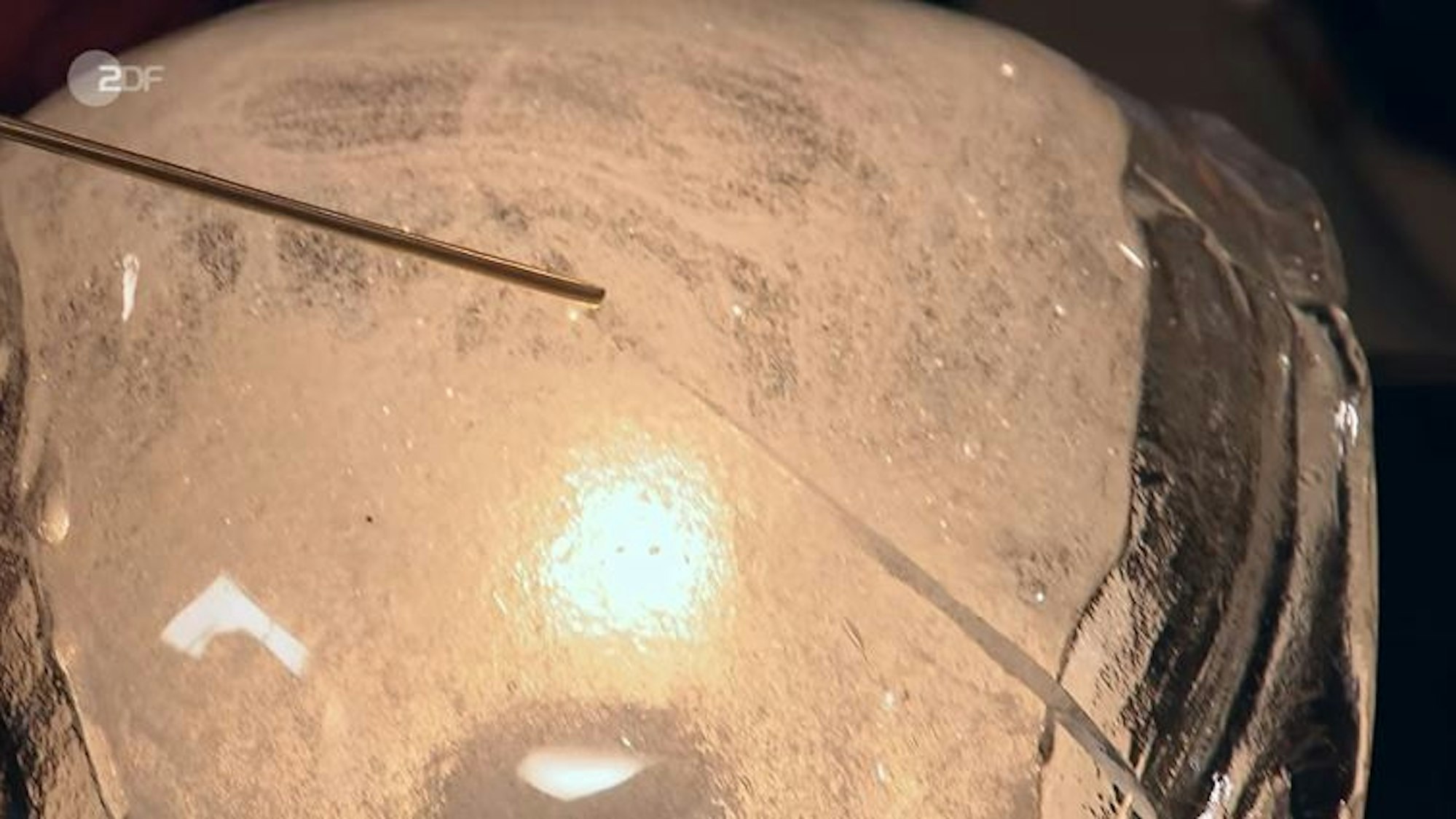 Eine der Glas-Lampen bei „Bares für Rares“ wies einen deutlichen Riss auf.