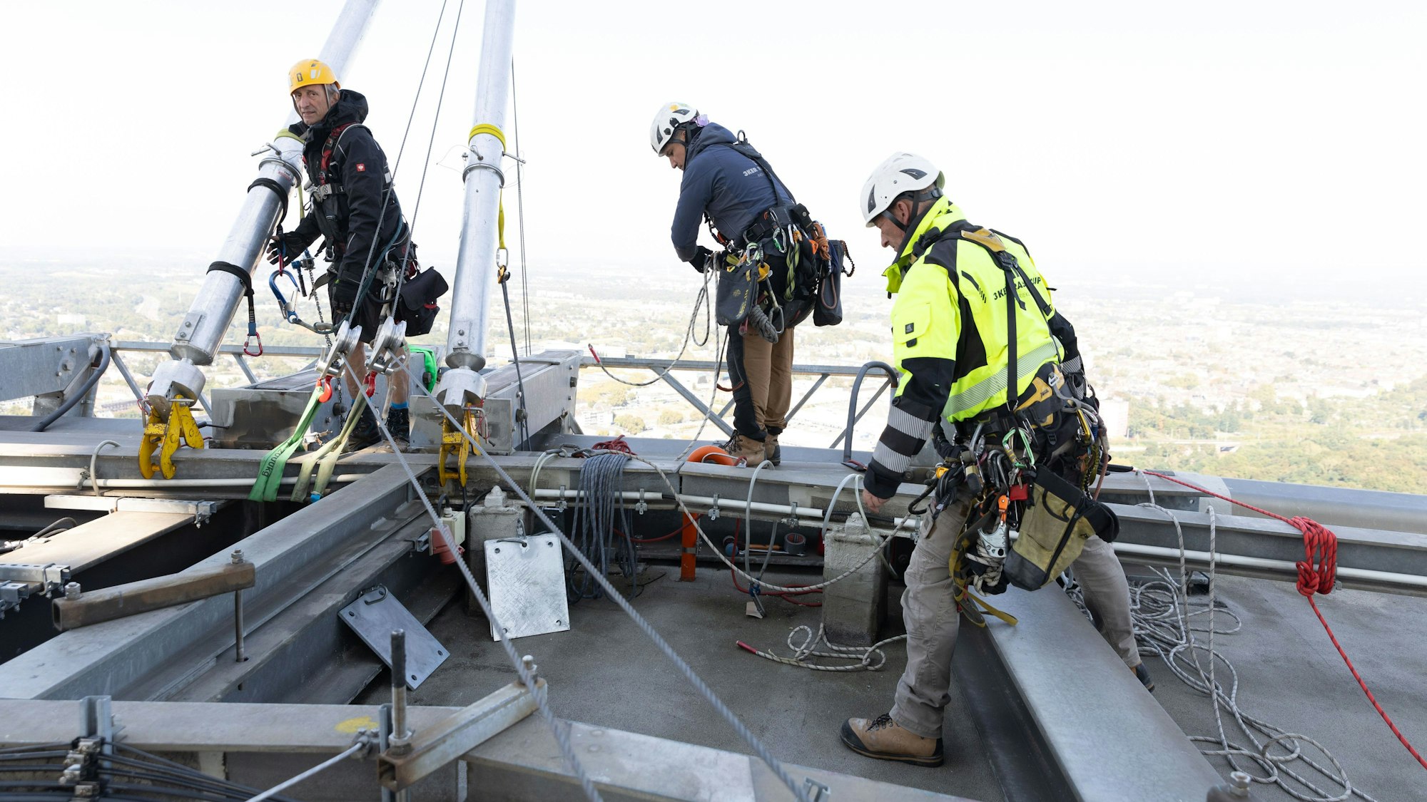In 179 Metern werden mit einem installierten Kran die T-Logos hochgezogen.