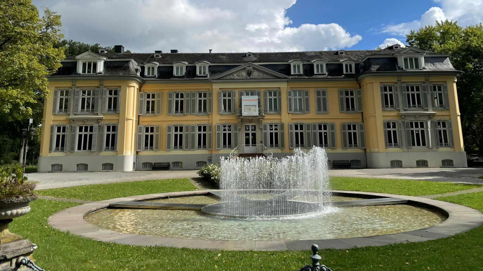 Während der Kunsttage können sich Gäste die Ausstellungen im Museum Morsbroich anschauen.