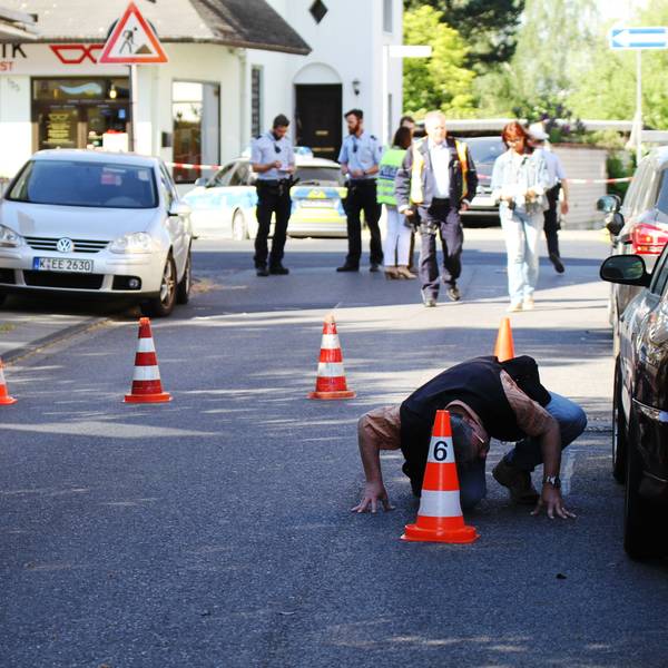 Ermittler untersuchen den Tatort in Porz-Wahn im Mai 2016