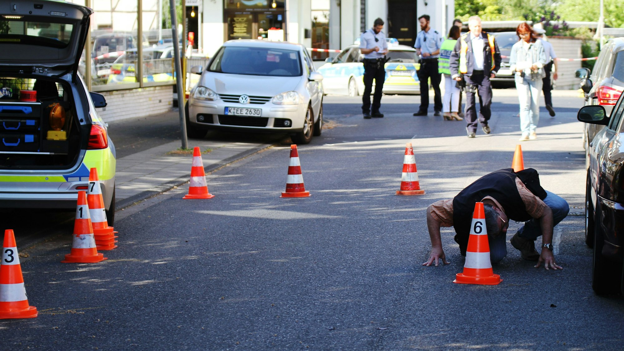 Ermittler untersuchen den Tatort in Porz-Wahn im Mai 2016