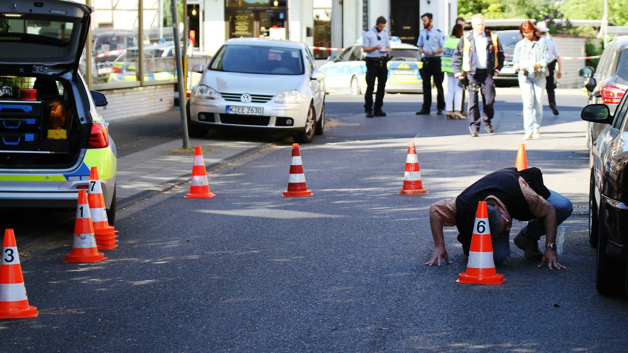 Ermittler untersuchen den Tatort in Porz-Wahn im Mai 2016