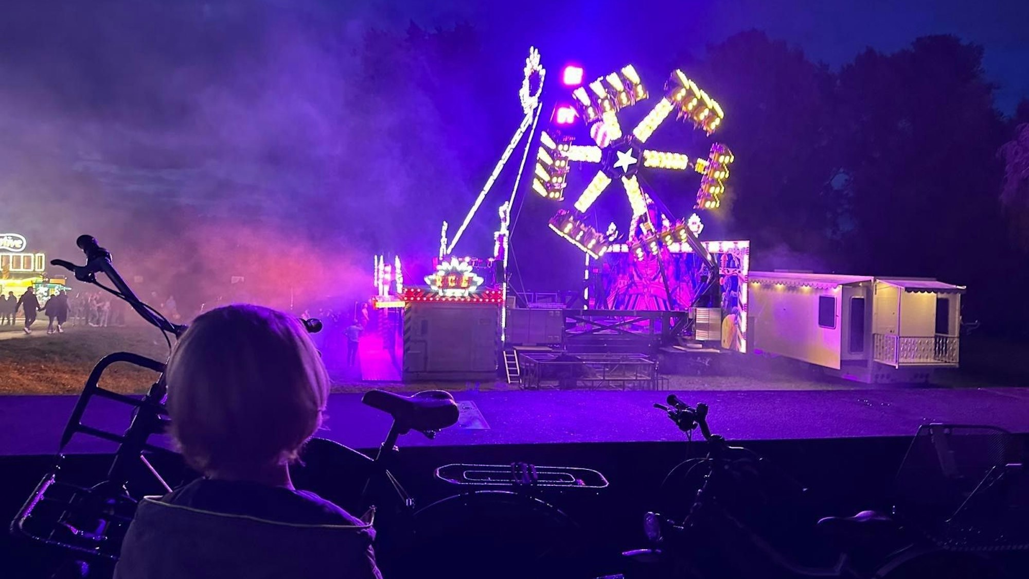 Ein Kind schaut sich eine Attraktion auf der Rodenkirchener Kirmes an.