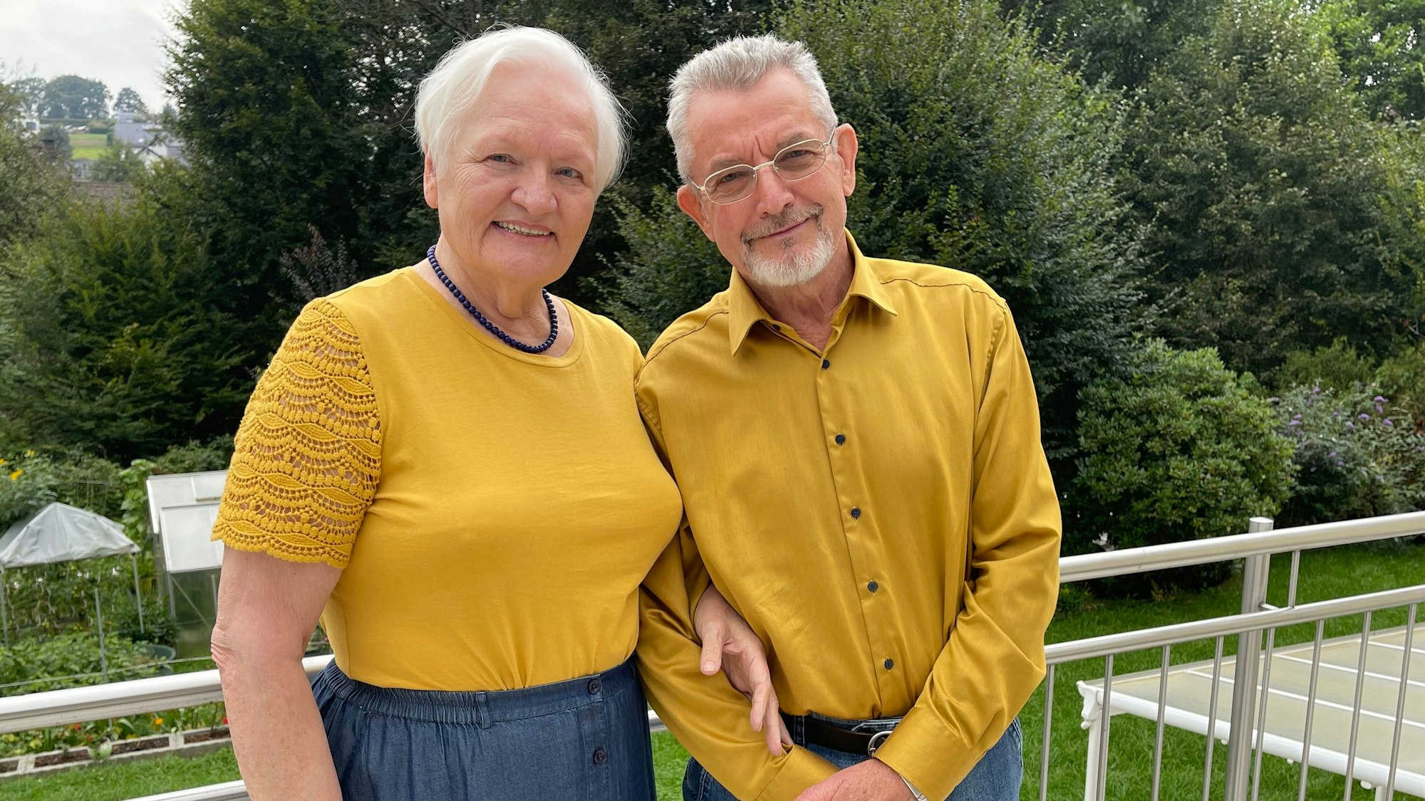 Ein älteres Ehepaar auf dem Balkon.