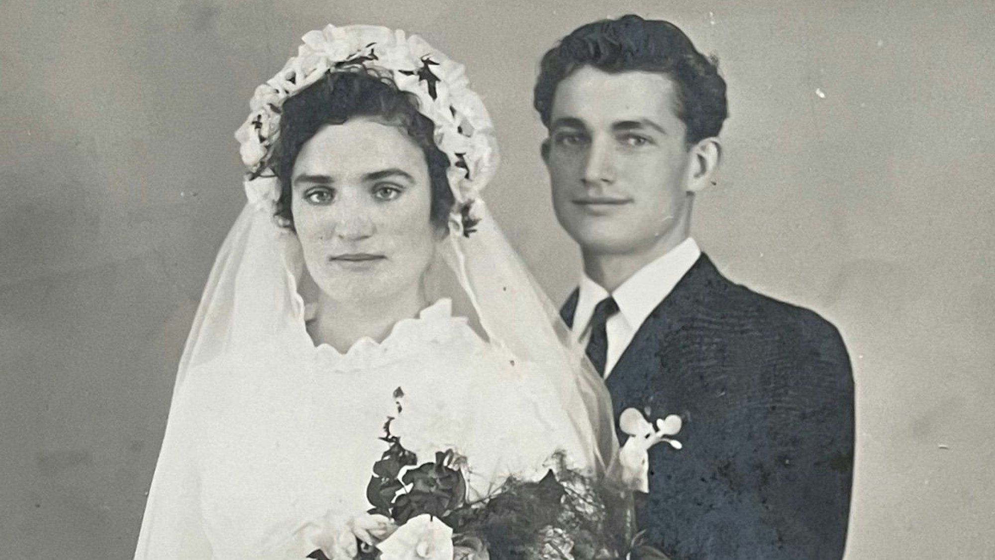 Schwarzweißbild eines jungen Hochzeitspaars.