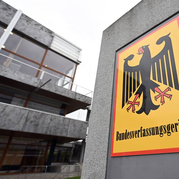 Ein Hinweisschild mit Bundesadler und dem Schriftzug Bundesverfassungsgericht, aufgenommen vor dem Gericht in Karlsruhe.
