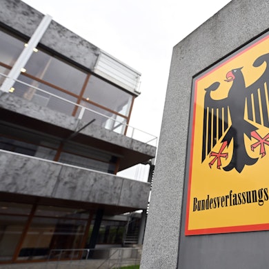 Ein Hinweisschild mit Bundesadler und dem Schriftzug Bundesverfassungsgericht, aufgenommen vor dem Gericht in Karlsruhe.