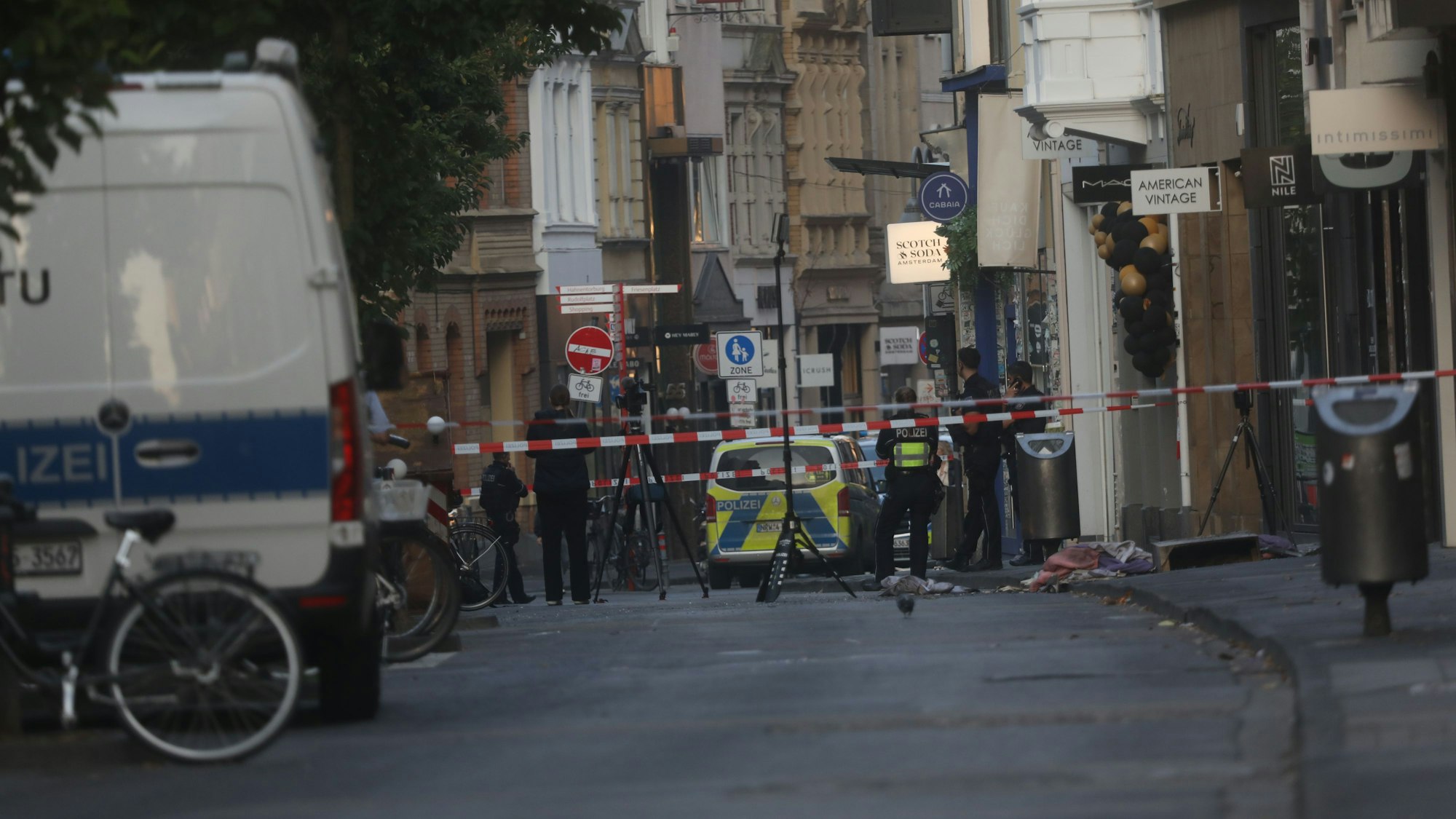 Ein Tatort an der Ehrenstraße ist abgesperrt.