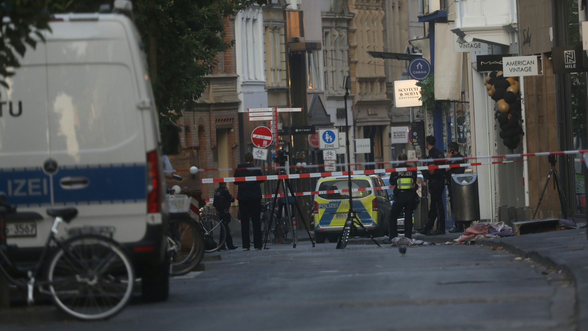Zum zweiten Mal in dieser Woche erschütterte eine Explosion die Kölner Innenstadt. Ziel des Anschlags am Mittwochmorgen in der Ehrenstraße war das Bekleidungsgeschäft LFDY.