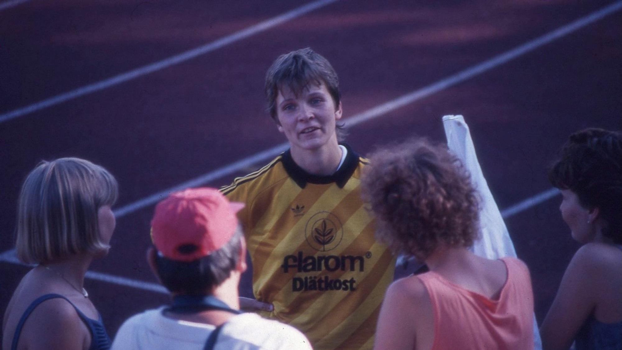 Eine Frau in einem gelben Trikot