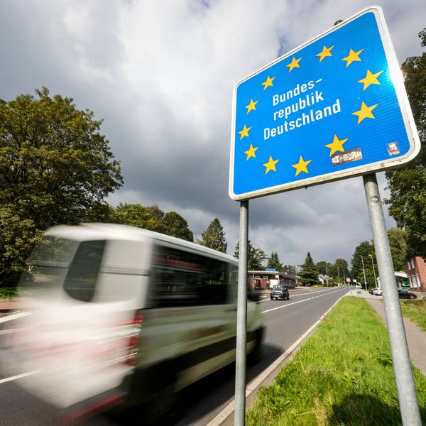 16.09.2024, Nordrhein-Westfalen, Aachen: Ein Schild mit der Aufschrift «Bundesrepublik Deutschland» steht in der deutschen Grenzsiedlung Köpfchen an der Grenze zu Belgien. Um Mitternacht startete die Polizei ihre Kontrollen gegen unberechtigte Einreisen nach Deutschland.