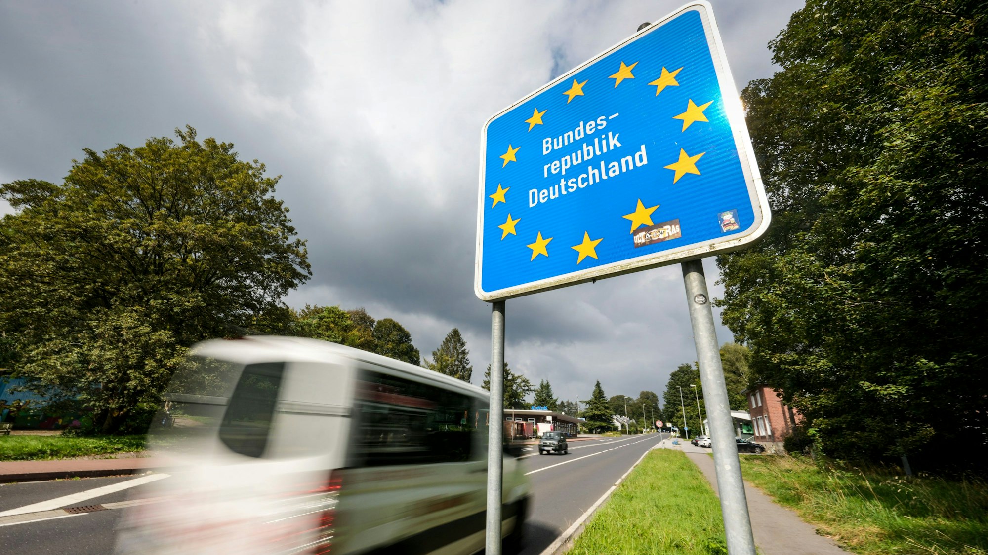 16.09.2024, Nordrhein-Westfalen, Aachen: Ein Schild mit der Aufschrift «Bundesrepublik Deutschland» steht in der deutschen Grenzsiedlung Köpfchen an der Grenze zu Belgien. Um Mitternacht startete die Polizei ihre Kontrollen gegen unberechtigte Einreisen nach Deutschland.