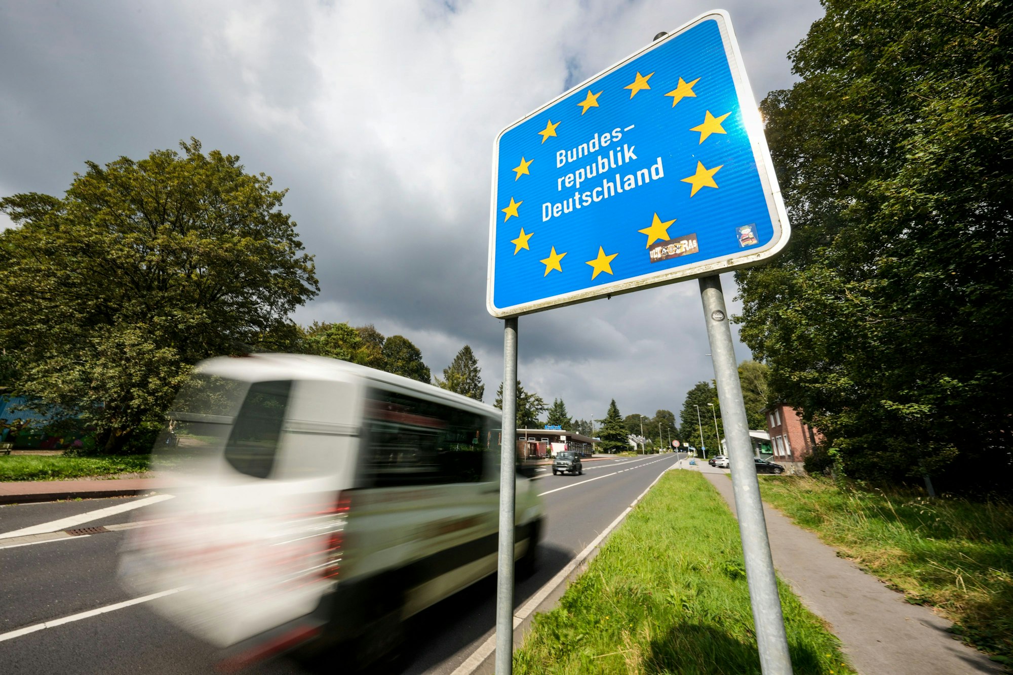 Ein Schild mit der Aufschrift Bundesrepublik Deutschland steht in der deutschen Grenzsiedlung Köpfchen an der Grenze zu Belgien.