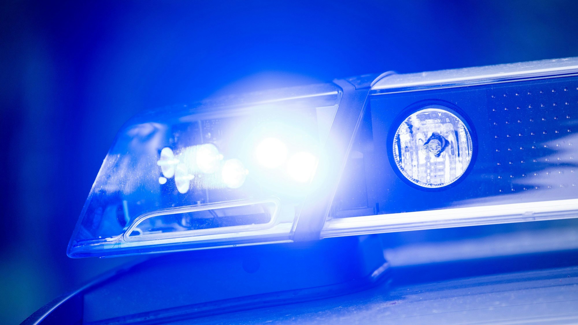 Ein Blaulicht leuchtet an einem Polizeiauto.