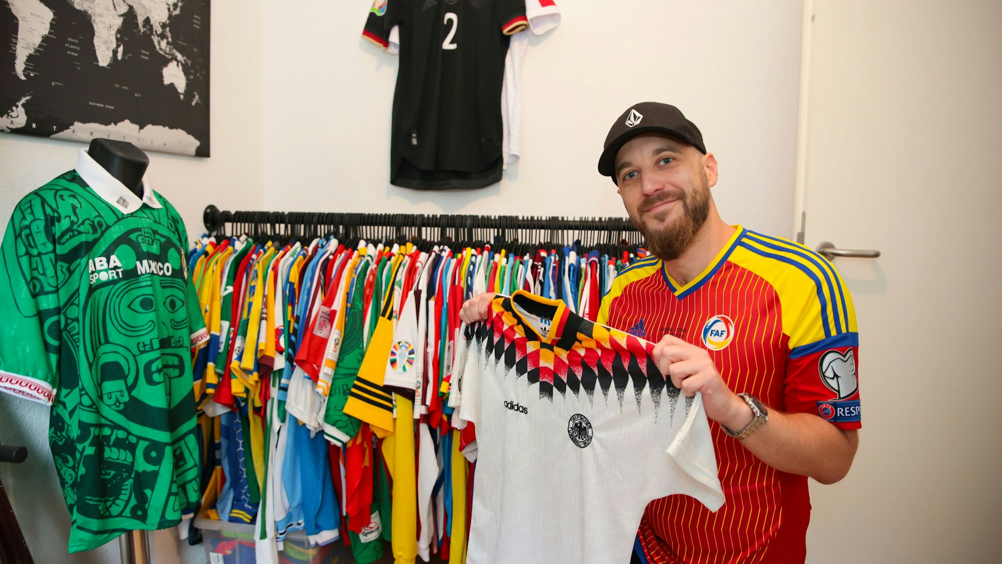 Sammler Andy Bunk vor einem Teil seiner Sammlung