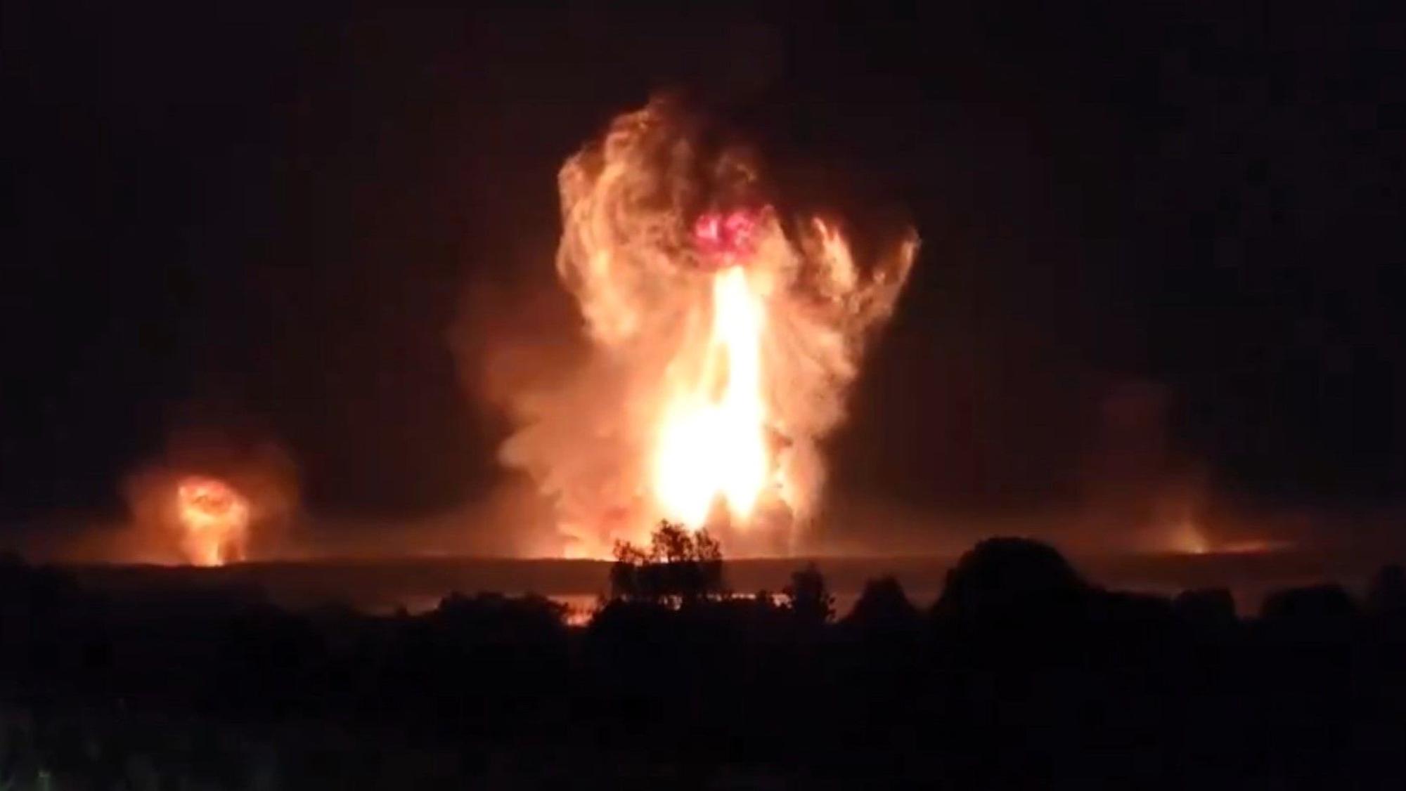 Ein von Andrij Jermak, Leiter des ukrainischen Präsidentenbüros, verbreitetes Video soll die Ausmaße der Explosion in Toropez zeigen. Die Ukraine hat dort offenbar ein russisches Munitionsdepot erfolgreich angegriffen.
