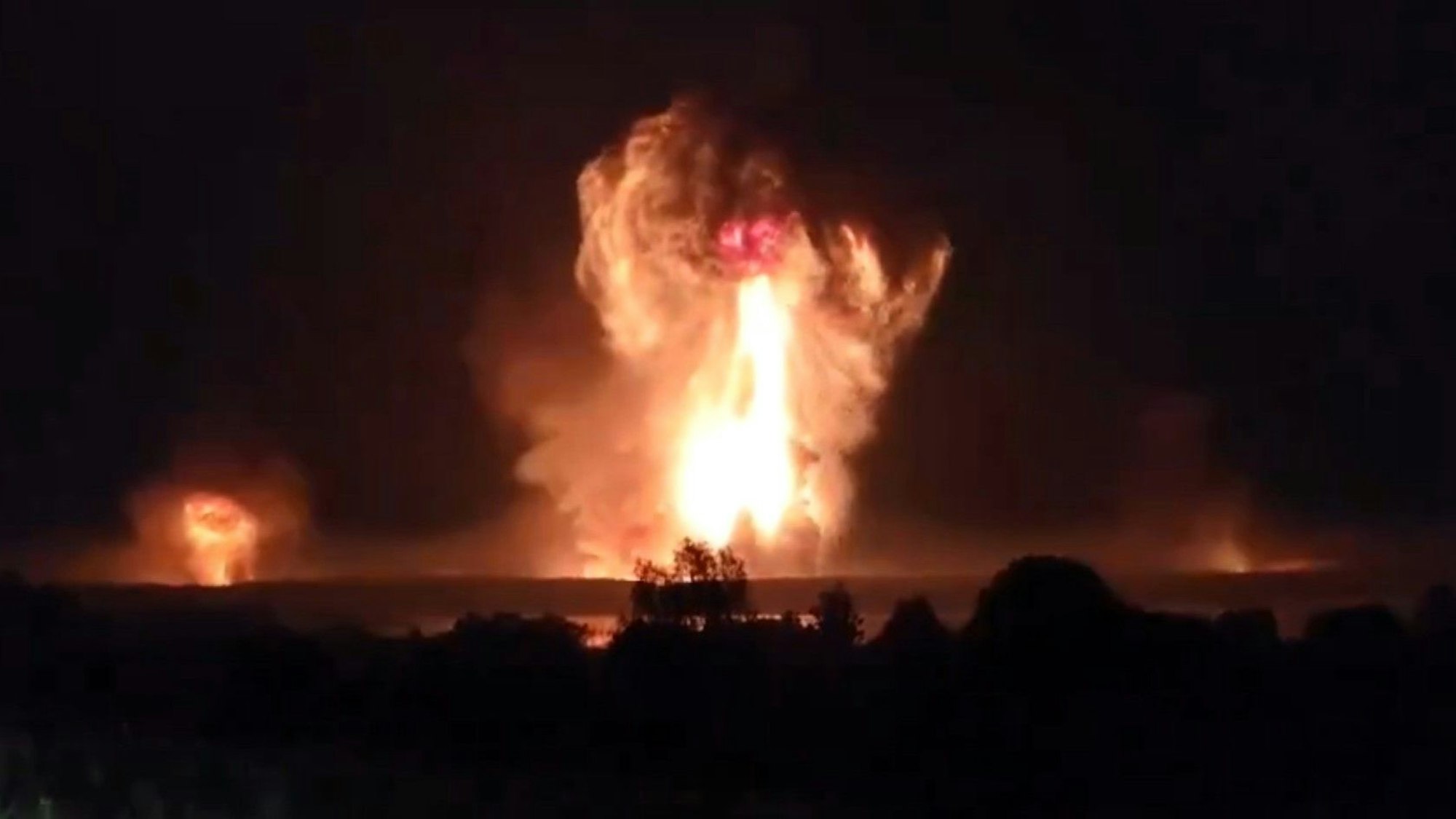 Ein von Andrij Jermak, Leiter des ukrainischen Präsidentenbüros, verbreitetes Video soll die Ausmaße der Explosion in Toropez zeigen. Die Ukraine hat dort offenbar ein russisches Munitionsdepot erfolgreich angegriffen.