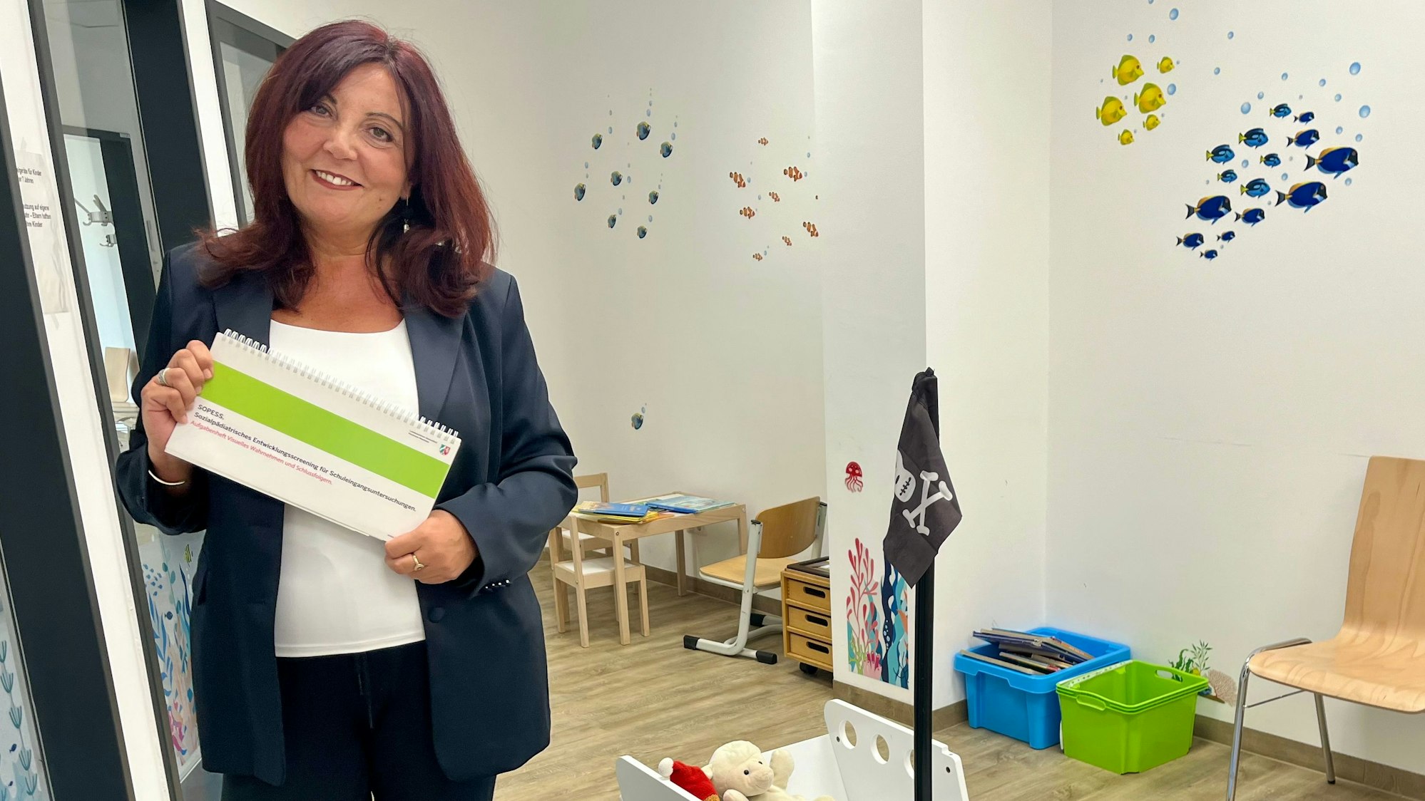 Ärztin im Kinder-Wartezimmer.