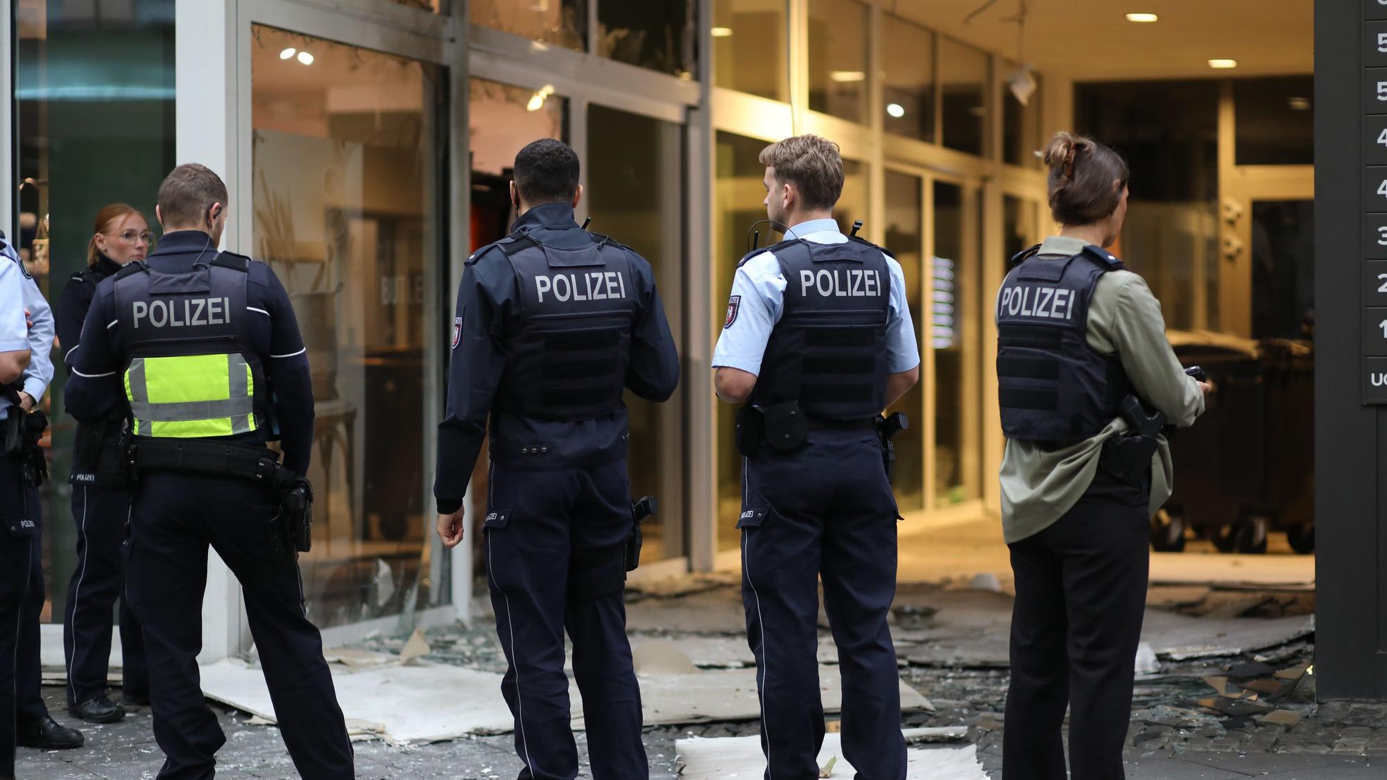 Bei einer Explosion am Montagmorgen am Nachtclub Vanity wurde eine Person verletzt. Die Polizei ermittelt.