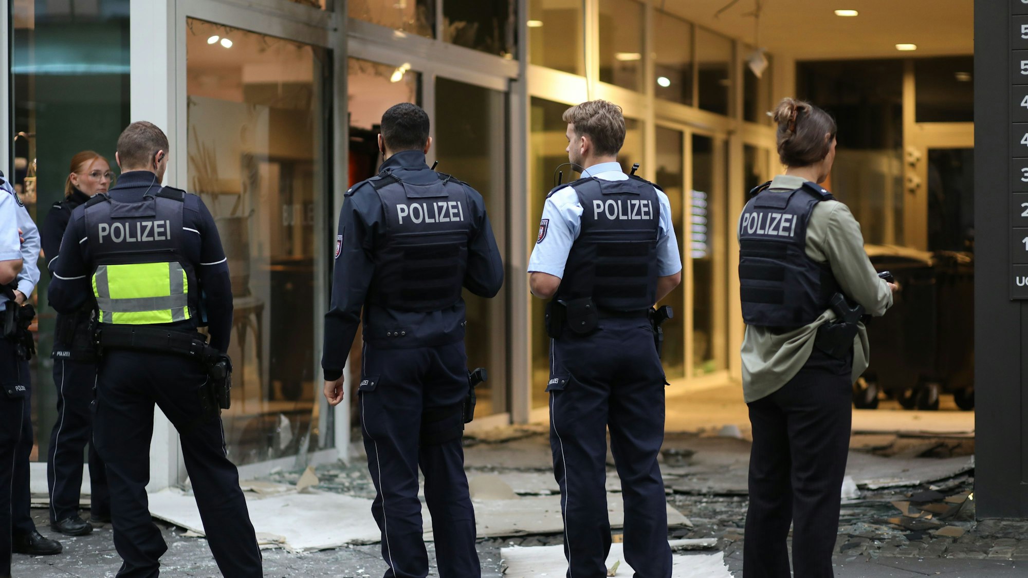 Bei einer Explosion am Montagmorgen am Nachtclub Vanity wurde eine Person verletzt. Die Polizei ermittelt.