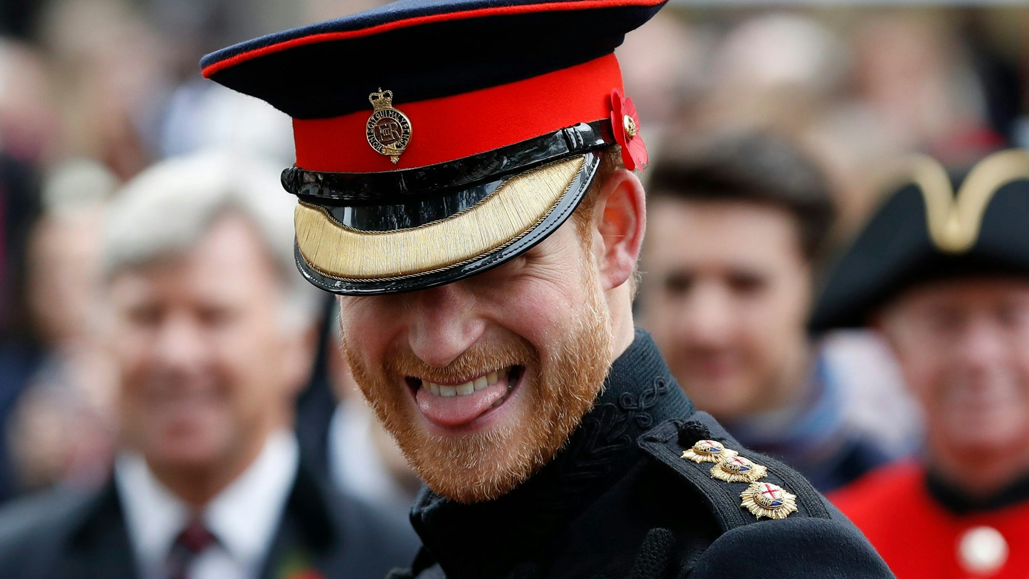 Prinz Harry lächelt, als er 2017 bei der offiziellen Eröffnungsfeier des Feldes der Erinnerung in der Westminster Abbey zu Veteranen spricht.