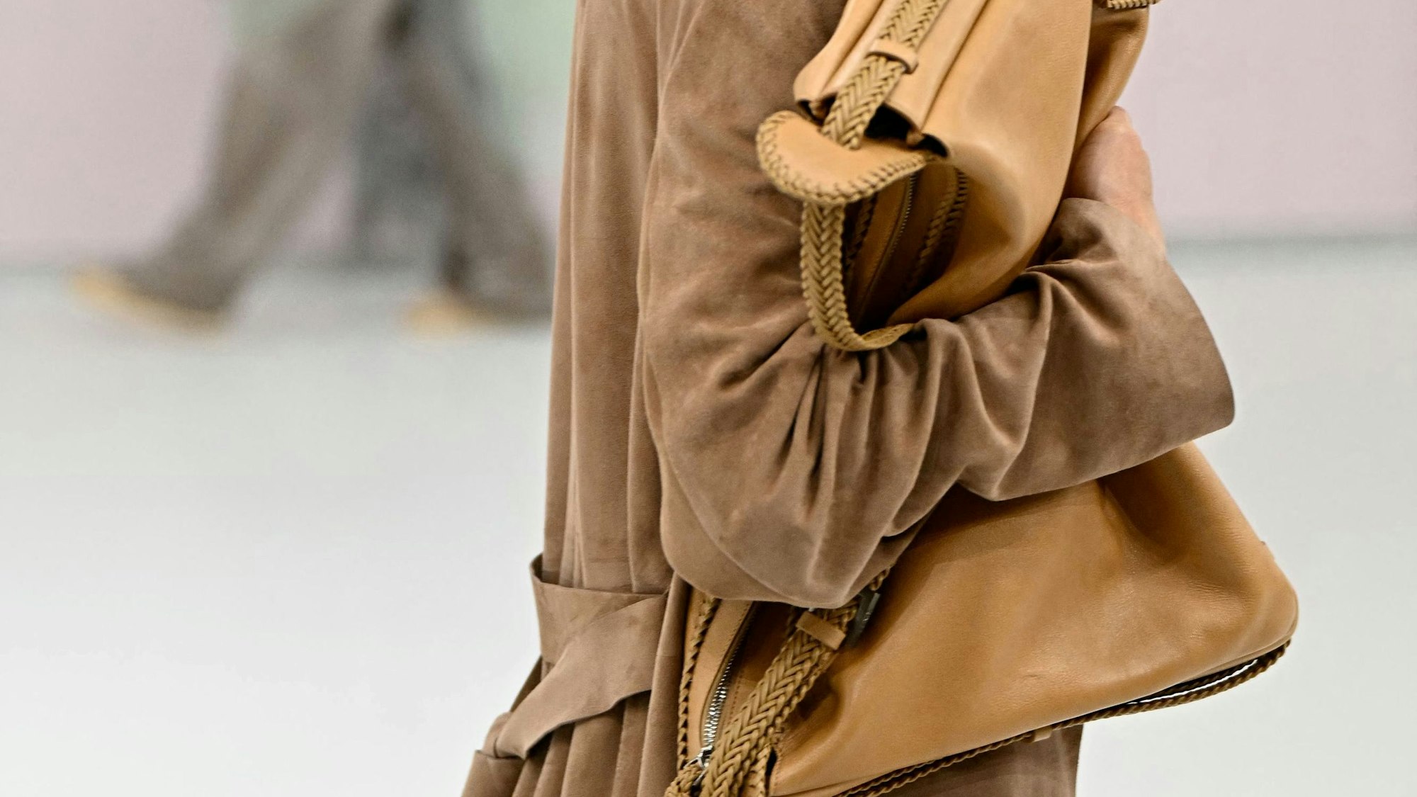 Ein Model mit Tasche bei der Mailänder fashion Week für Frühjahr/Sommer 2025