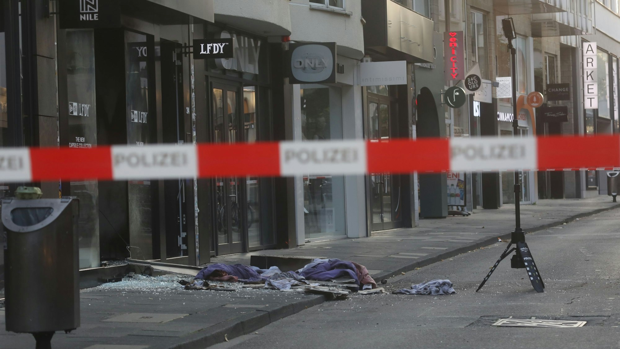 Der Tatort der Explosion auf der Ehrenstraße ist von Polizeiband abgesperrt.