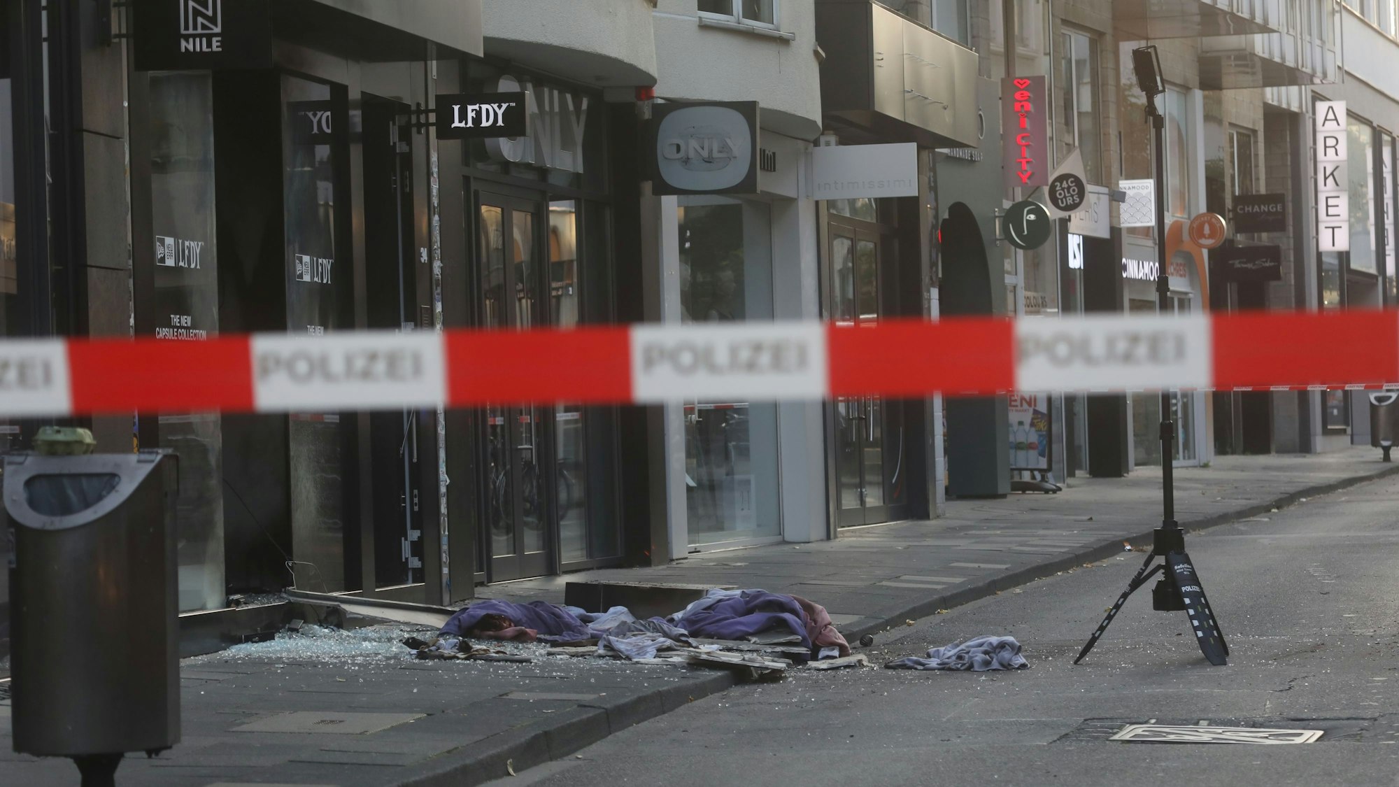 18.09.2024, Köln: Erneut eine Explosion am Mittwochmorgen in der Ehrenstraße. Das Bekleidungsgeschäft LFDY ist ausgebrand . Die Polizei ermittelt. Foto: Arton Krasniqi