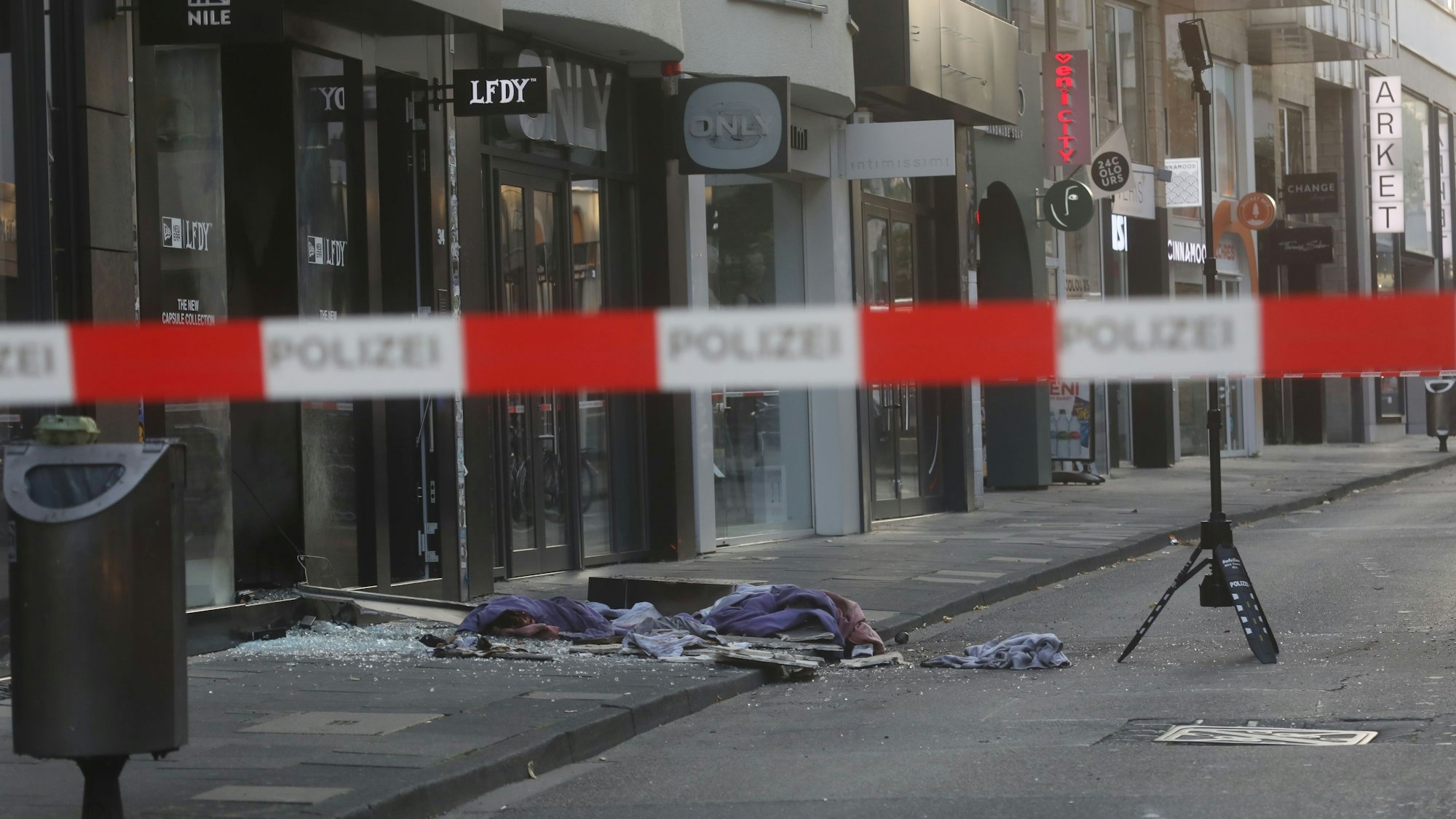 Mittwochmorgen kam es in der Ehrenstraße vor dem Bekleidungsgeschäft LFDY zu einer Explosion.