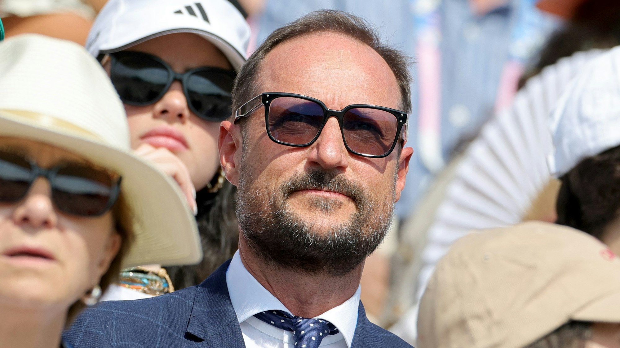 Kronprinz Haakon von Norwegen sitzt bei den Olympischen Spielen im August 2024 auf der Tribüne.