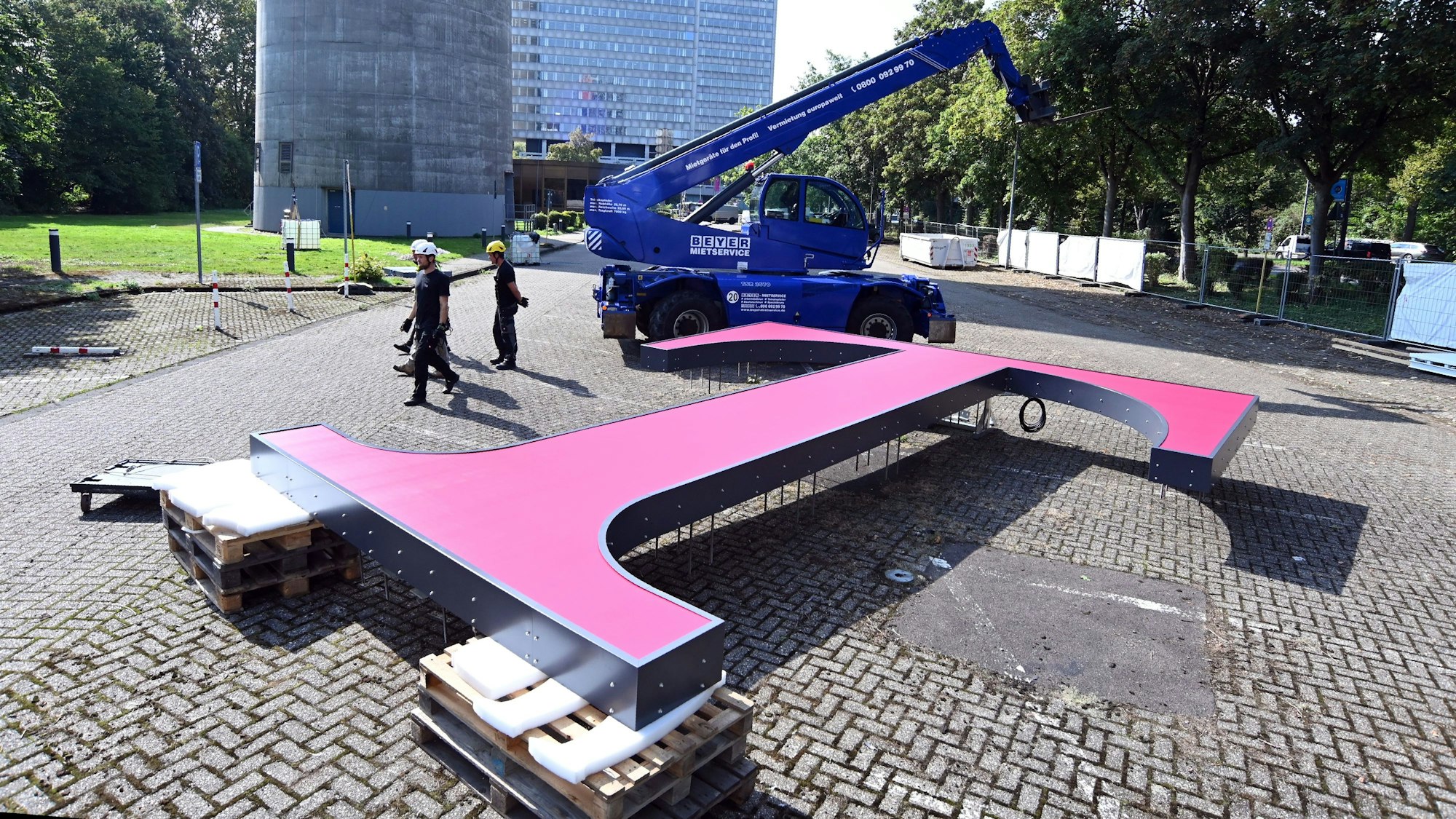 Am Colonius sollen neue Telekom Zeichen angebracht werden.