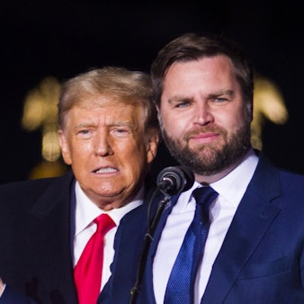 Donald Trump zusammen mit seinem Vize-Kandidaten J.D. Vance. Beide verbreiten unwahre Behauptungen über Migranten in der US-Stadt Springfield. (Archivbild)