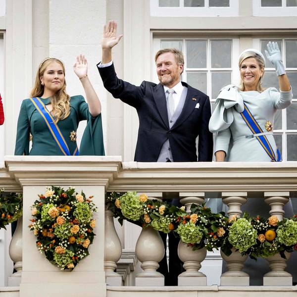 Prinzessin Alexia, Prinzessin Amalia, König Willem-Alexander und Königin Maxima winken während des Prinzentages in Den Haag vom Balkon des Noordeinde-Palastes den Zuschauern zu.