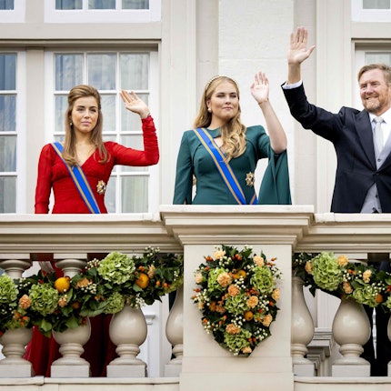 Prinzessin Alexia, Prinzessin Amalia, König Willem-Alexander und Königin Maxima winken während des Prinzentages in Den Haag vom Balkon des Noordeinde-Palastes den Zuschauern zu.