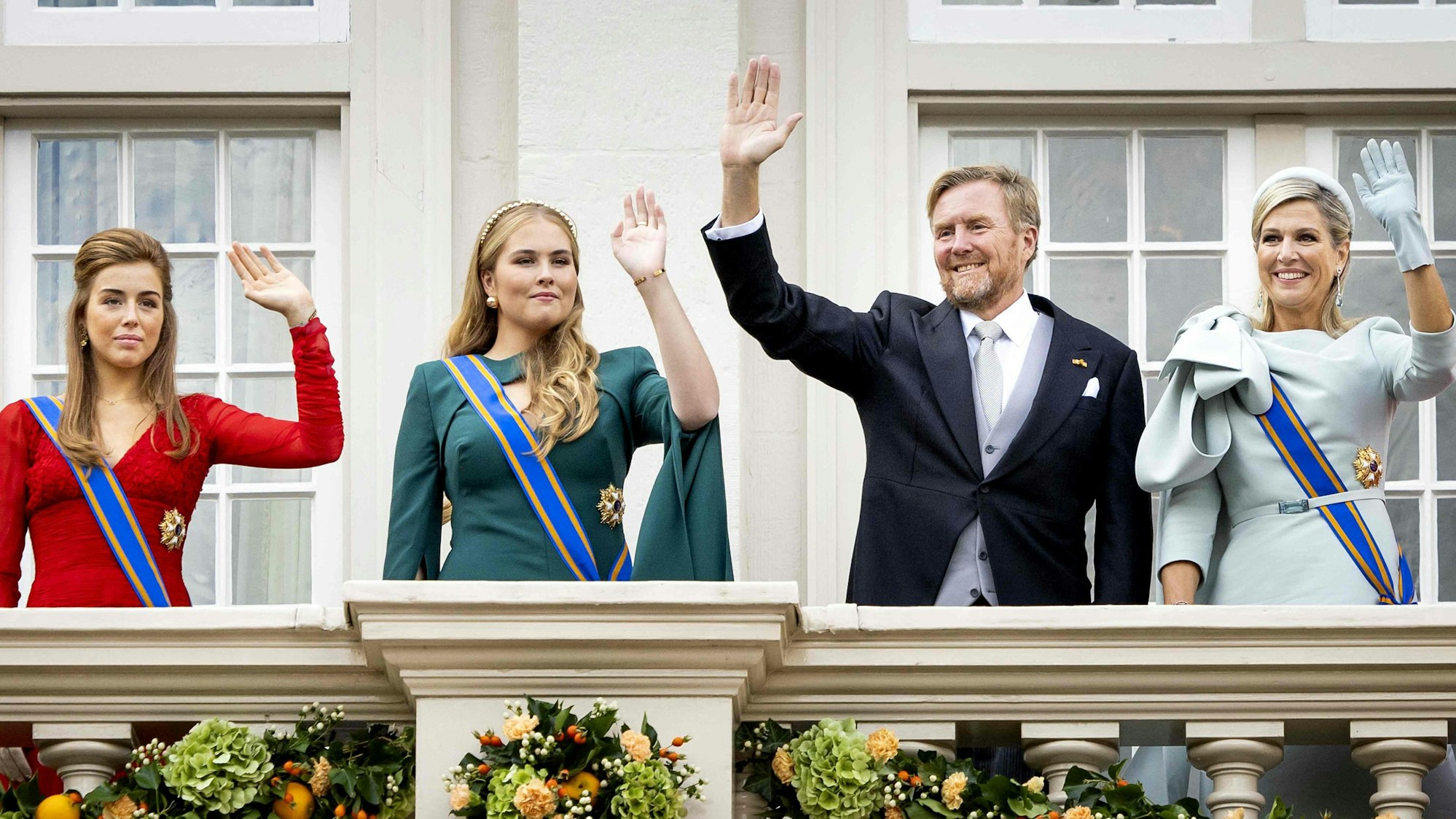 Prinzessin Alexia, Prinzessin Amalia, König Willem-Alexander und Königin Maxima winken während des Prinzentages in Den Haag vom Balkon des Noordeinde-Palastes den Zuschauern zu.