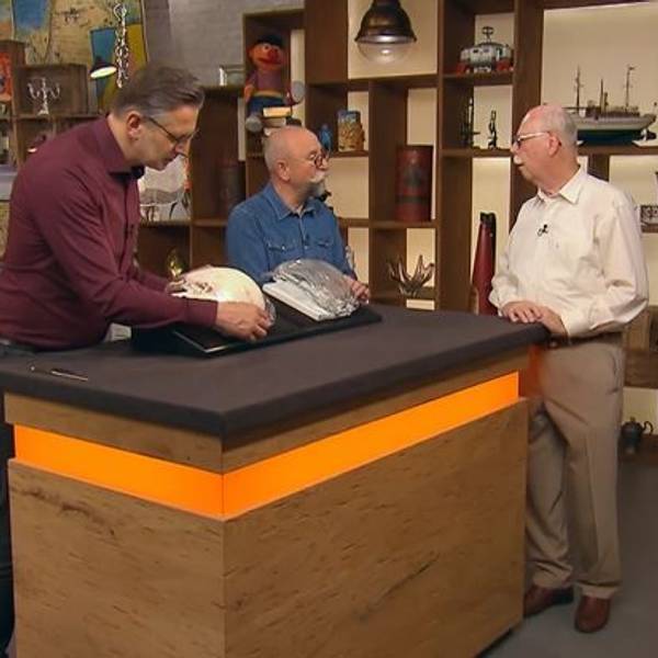 Rentner Dieter Barth (v.r.) mit Horst Lichter bei der Expertise von Detlev Kümmel bei „Bares für Rares“.
