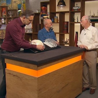 Rentner Dieter Barth (v.r.) mit Horst Lichter bei der Expertise von Detlev Kümmel bei „Bares für Rares“.
