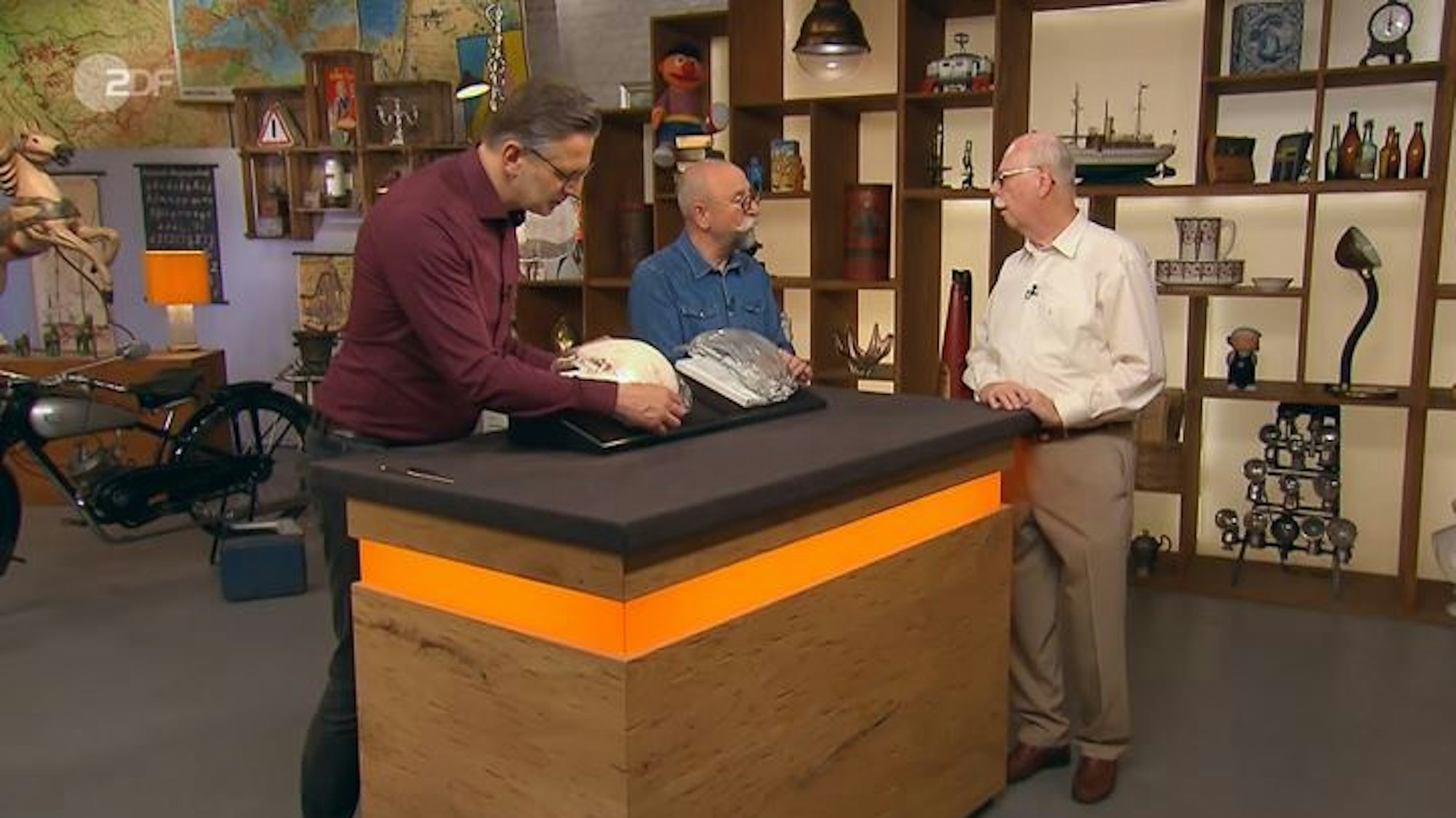 Rentner Dieter Barth (v.r.) mit Horst Lichter bei der Expertise von Detlev Kümmel bei „Bares für Rares“.