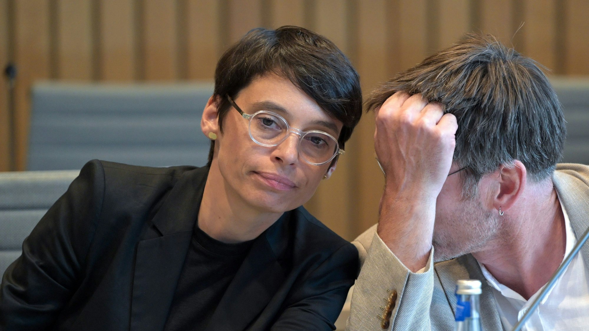 Josefine Paul (Bündnis 90/Die Grünen, l), ist Ministerin für Kinder, Jugend, Familie, Gleichstellung, Flucht und Integration des Landes Nordrhein-Westfalen. Sie ist im Gespräch im Landtag zu sehen.