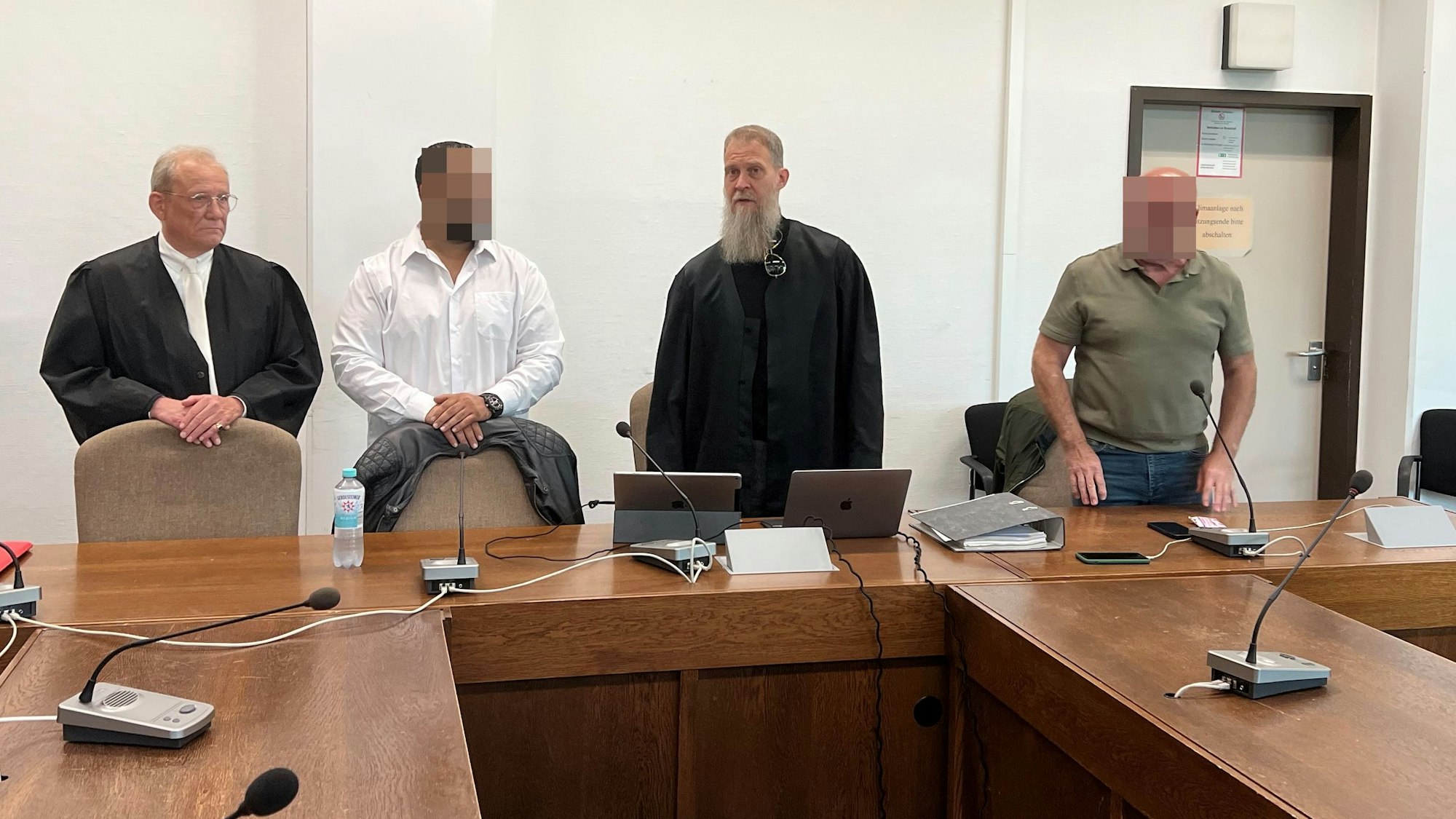Die Angeklagten mit den Verteidigern Oliver Kleine und Martin Heising beim Neustart des Prozesses im Landgericht