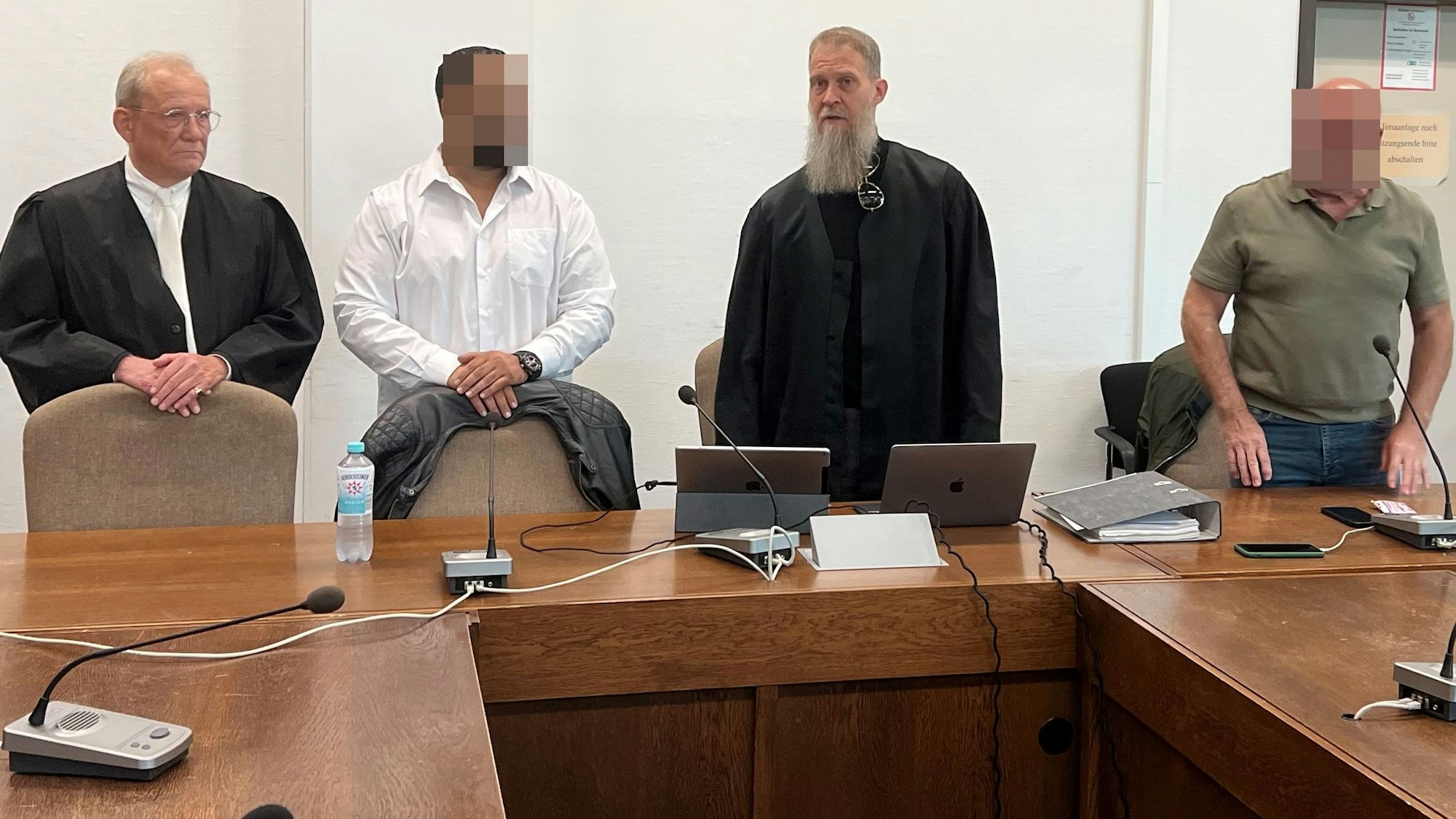 Die Angeklagten mit den Verteidigern Oliver Kleine und Martin Heising beim Neustart des Prozesses im Landgericht