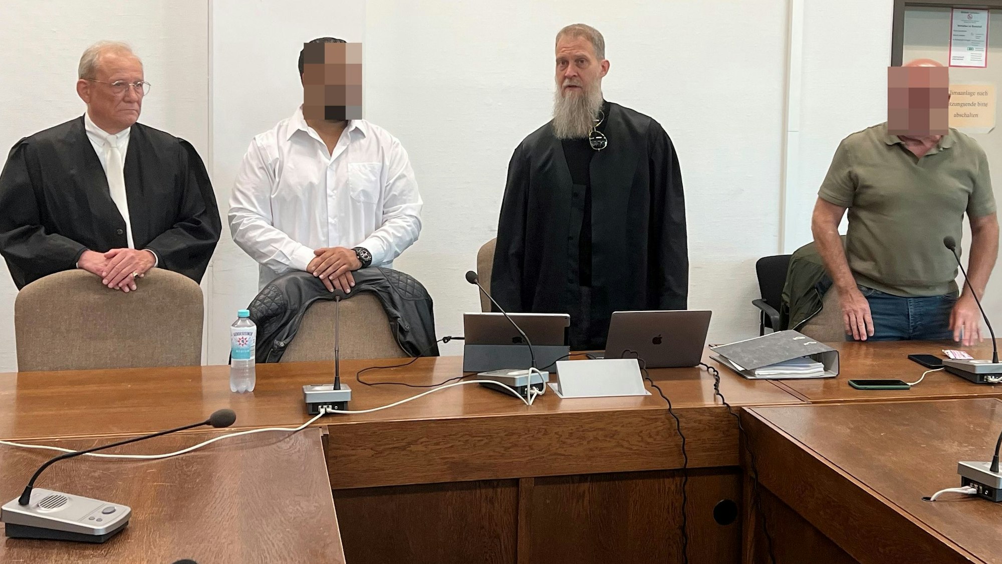Die Angeklagten mit den Verteidigern Oliver Kleine und Martin Heising beim Neustart des Prozesses im Landgericht