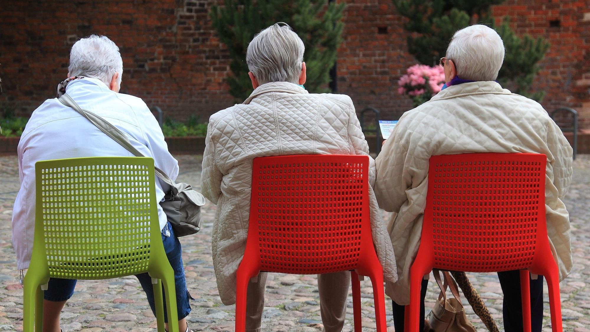 Ältere Besucher der Bundesgartenschau sitzen während einer Pause auf Stühlen. (Archivbild)