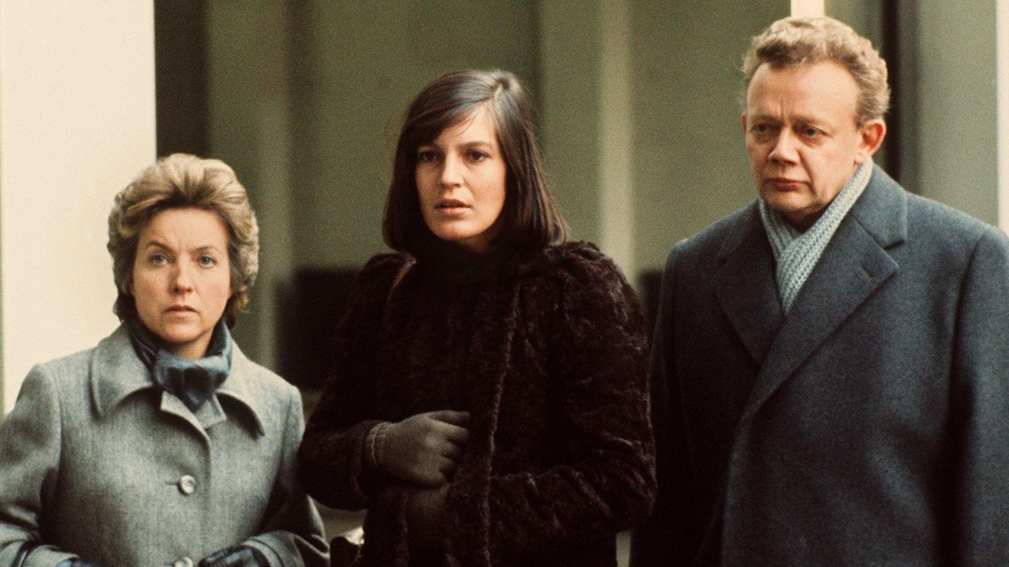Angela Winkler (M.), die die Titelrolle spielt, mit Regine Lutz und Werner Eichhorn in einer Szene des Films "Die verlorene Ehre der Katharina Blum". Der Film erzählt die Geschichte einer jungen Frau, die unschuldig in die Mühlen von Justiz und Sensationspresse gerät.