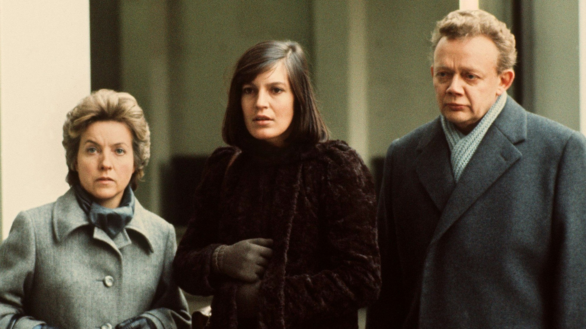 Angela Winkler (M.), die die Titelrolle spielt, mit Regine Lutz und Werner Eichhorn in einer Szene des Films "Die verlorene Ehre der Katharina Blum". Der Film erzählt die Geschichte einer jungen Frau, die unschuldig in die Mühlen von Justiz und Sensationspresse gerät.