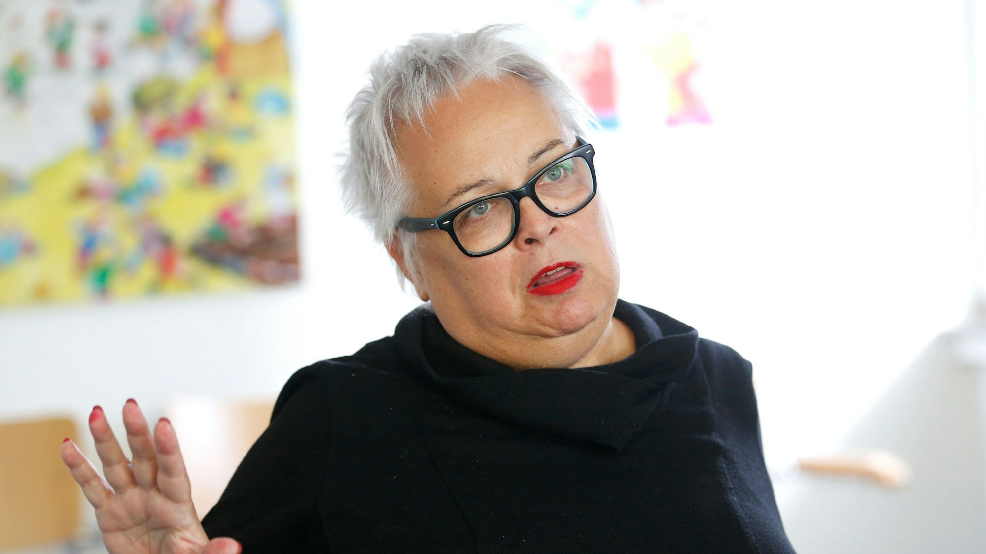 Ursula Enders ist Mitgründerin und Geschäftsführerin von „Zartbitter Köln“, sie hat kurze grau-blonde Haare und trägt eine schwarze Brille.