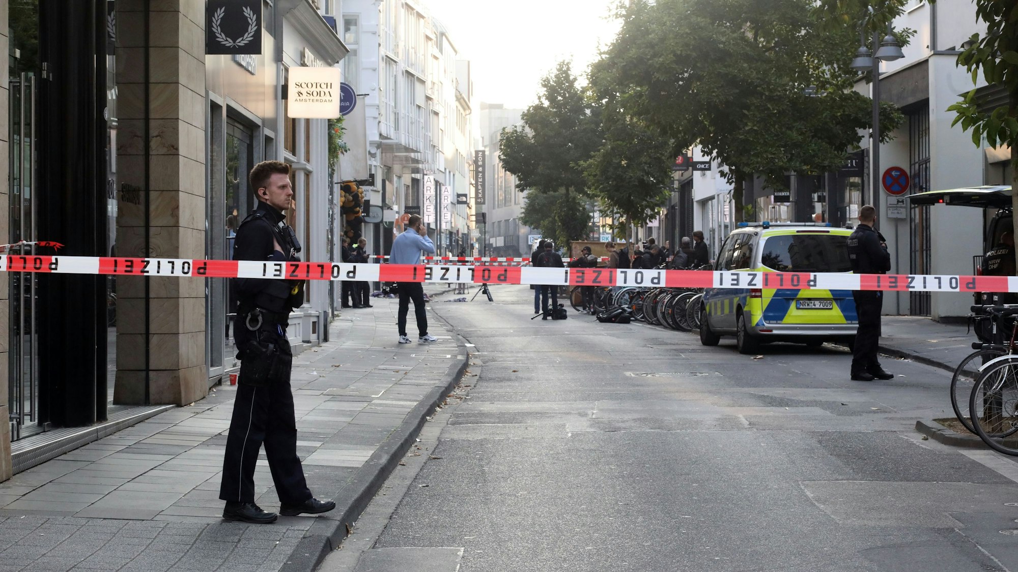 Die abgesperrte Ehrenstraße nach der Explosion vor einem Bekleidungsgeschäft am Mittwochmorgen (18. September).