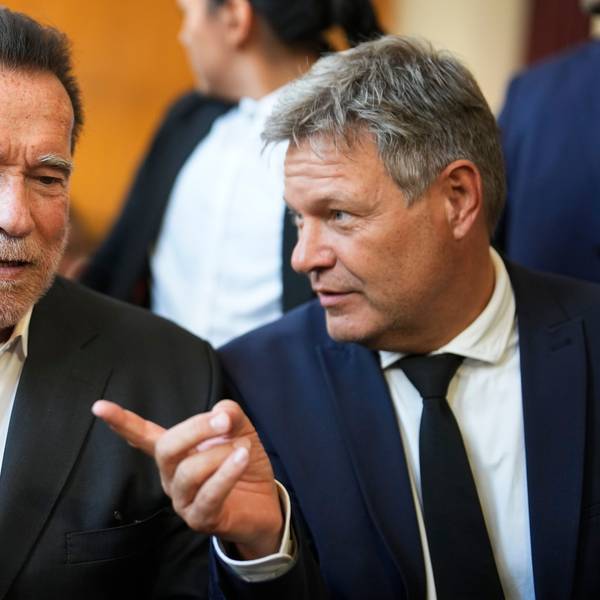 Der ehemalige kalifornische Gouverneur und Schauspieler Arnold Schwarzenegger bei der Feier zur Verleihung der Ehrendoktorwürde mit dem deutschen Wirtschaftsminister Robert Habeck.